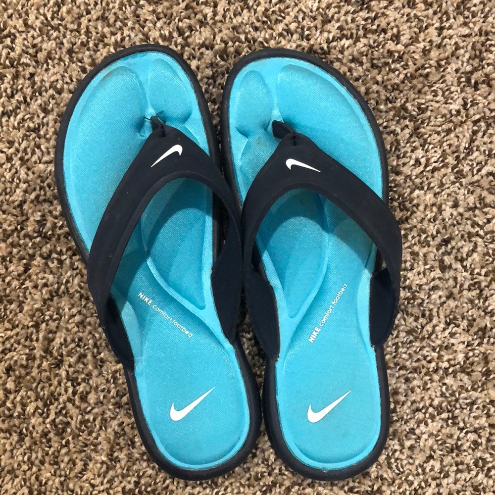 Nike women’s flip flops